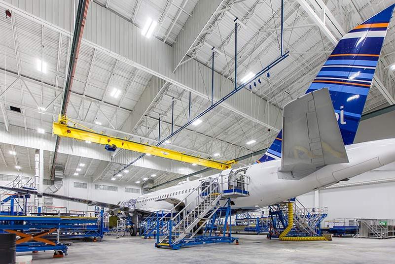 Airplane sitting inside 汉莎航空技术公司重型维修设施.